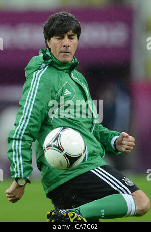 21.06.2012. Gdansk, Pologne. L'entraîneur-chef de l'Allemagne Joachim Loew jongle avec une balle pendant une session de formation de l'équipe nationale de football allemande à Arena Gdansk à Gdansk, Pologne, 21 juin 2012. Banque D'Images