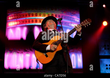 Célèbre artiste espagnol Joan Manuel Serrat dans le stade Nokia de Tel-Aviv Israël le 20 juin 2012. Serrat est considéré comme l'un des personnages les plus importants de la musique populaire moderne, dans les deux langues officielles l'espagnol et catalan Banque D'Images