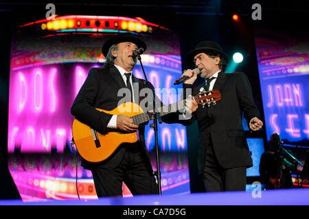 Les artistes espagnols célèbres Joan Manuel Serrat et Joaquin Sabina dans le stade Nokia de Tel-Aviv Israël le 20 juin 2012. Serrat et Sabina sont considérées comme les plus importantes figures de la musique populaire moderne, dans les deux langues officielles l'espagnol et catalan Banque D'Images