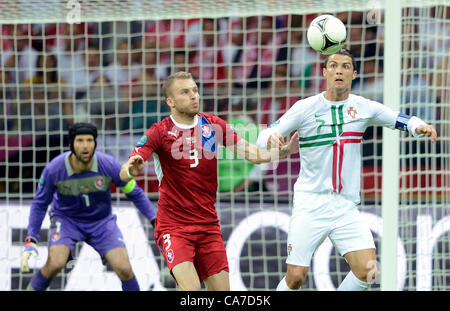 Le gardien Petr Cech (de gauche à droite), Michal Kadlec (CZE) et Cristiano Ronaldo (EPR), soccer, quart de finale EURO 2012 match République tchèque contre le Portugal, Wroclaw, Pologne le 21 juin 2012. (Photo/CTK Katerina Sulova) Banque D'Images