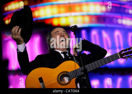 Célèbre artiste espagnol Joan Manuel Serrat dans le stade Nokia de Tel-Aviv Israël le 20 juin 2012. Serrat est considéré comme l'un des personnages les plus importants de la musique populaire moderne, dans les deux langues officielles l'Espagnol et Catalan et est sur un tour du monde Banque D'Images