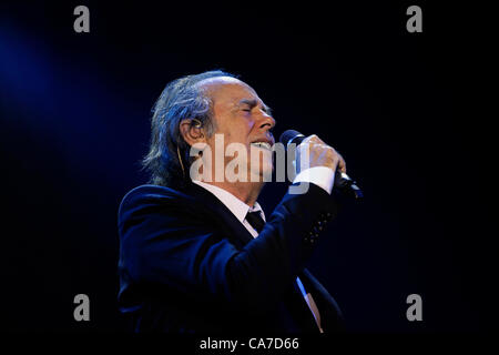 Célèbre artiste espagnol Joan Manuel Serrat dans le stade Nokia de Tel-Aviv Israël le 20 juin 2012. Serrat est considéré comme l'un des personnages les plus importants de la musique populaire moderne, dans les deux langues officielles l'Espagnol et Catalan et est sur un tour du monde Banque D'Images