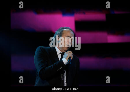 Célèbre artiste espagnol Joan Manuel Serrat dans le stade Nokia de Tel-Aviv Israël le 20 juin 2012. Serrat est considéré comme l'un des personnages les plus importants de la musique populaire moderne, dans les deux langues officielles l'Espagnol et Catalan et est sur un tour du monde Banque D'Images