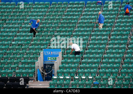 Nettoyer après rain delay sur centre court ,Eastbourne Banque D'Images