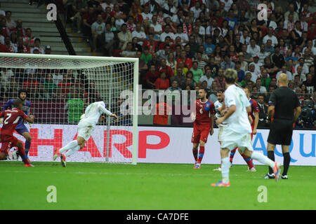 21.06.2012. Varsovie, Pologne. , L'EURO 2012, championnat d'EUROPE DE FOOTBALL, quarts de finale, la République tchèque et le Portugal. Cristiano Ronaldo s'abaisse à la tête le but de la victoire pour le Portugal passé Petr Cech, gardien de la République tchèque. Banque D'Images