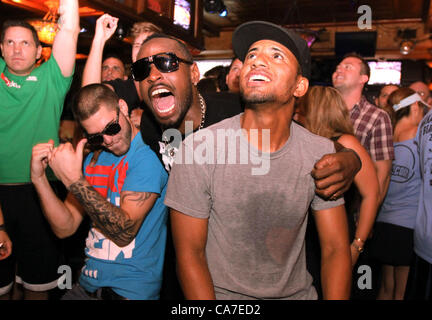 Le 21 juin 2012 - Ft. Lauderdale, FL - Florida, USA - Etats-Unis - fl-chaleur-thunder-game-5-xx-0622e---Chaleur fans Corey Thompson, gauche, Alejandro Brooks et Gamy Delossantos célébrer le Miami Heat's gagner les Oklahoma City Thunder à Dicey Riley's Irish Pub Bar à Ft.Lauderdale. Carline Jean, Sun Sentinel (crédit Image : © Sun-Sentinel/ZUMAPRESS.com) Banque D'Images