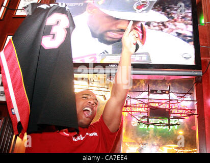 Le 21 juin 2012 - Ft. Lauderdale, FL - Florida, USA - Etats-Unis - fl-chaleur-thunder-game-5-xx-0622g---Ventilateur Chaleur Korin Sutton célébrer le Miami Heat's gagner les Oklahoma City Thunder à Dicey Riley's Irish Pub Bar à Ft.Lauderdale. Carline Jean, Sun Sentinel (crédit Image : © Sun-Sentinel/ZUMAPRESS.com) Banque D'Images