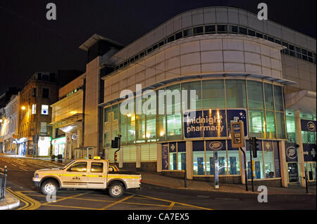 Brighton UK 21 juin 2012 - Une section de Queens Road Brighton a été fermée hier soir, car certaines parties de l'bottes store est devenu dangereux en raison des vents violents dans le centre-ville Banque D'Images