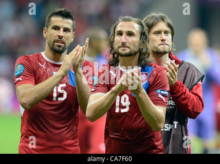 De gauche à droite : Milan Baros, Petr Jiracek, Tomas Rosicky (CZE) pour remercier tous les fans après le match perdu, soccer, quart de finale EURO 2012 match République tchèque contre le Portugal, Wroclaw, Pologne le 21 juin 2012. (Photo/CTK Katerina Sulova) Banque D'Images