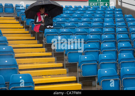 22/06/2012 Angleterre Headingley. Une femme seule se situe sous un parapluie lors d'un retard pluie Nat West Series cricket international 3ème jour match entre l'Angleterre et les Antilles au sol. Carnigie Headingley Banque D'Images