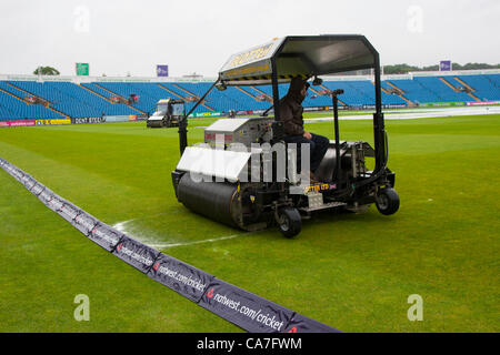 22/06/2012 Angleterre Headingley. Compensation du personnel au sol de l'eau de surface excédentaire pendant une pluie retardé Nat West Series cricket international 3ème jour match entre l'Angleterre et les Antilles au sol. Carnigie Headingley Banque D'Images