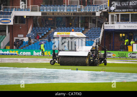 22/06/2012 Angleterre Headingley. Le personnel au sol à l'aide d'un buvard mécanique tenter de dégager l'eau de surface général lors d'un retard pluie Nat West Series cricket international 3ème jour match entre l'Angleterre et les Antilles au sol. Carnigie Headingley Banque D'Images