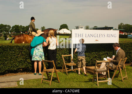 Les spectateurs à l'anneau de la Langley saut d'observation le 20 juin 2012 au Lincolnshire show ground, Lincoln, Royaume-Uni. Banque D'Images