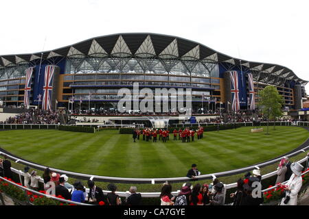 22.06.12 Ascot, Windsor, Angleterre : Les Queens band joue comme la reine Elizabeth II et le Prince Philip, duc d'Édimbourg arrivent à la parade au cours de l'anneau Royal Ascot Festival à Ascot Racecourse le 22 juin 2012 à Ascot, en Angleterre. Banque D'Images