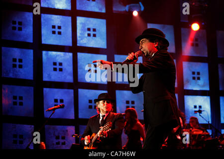 Les artistes espagnols célèbres Joan Manuel Serrat et Joaquin Sabina dans le stade de Tel-Aviv Israël Nokia Banque D'Images