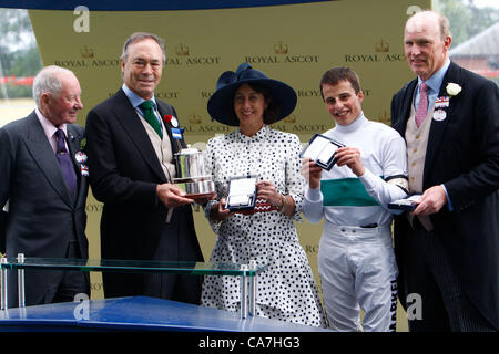 22.06.12 Ascot, Windsor, Angleterre : M. George Strawbridge et Jockey William Buick sont presnted avec leurs trophées pour gagner le handicap Stakes Wolferton au cours de Royal Ascot Festival à Ascot Racecourse le 22 juin 2012 à Ascot, en Angleterre. Banque D'Images