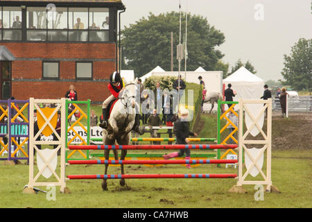 Un saut dans l'arène principale le jeudi 21 juin 2012 à Lincoln, au Royaume-Uni. Banque D'Images