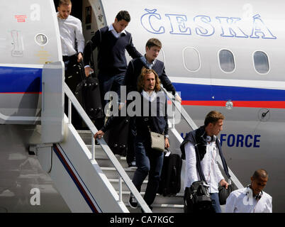 Joueurs de football tchèque arrivent du tournoi Euro 2012 à l'aéroport de Prague, République tchèque le 22 juin 2012. Depuis le haut : Michal Kadlec, Marek Suchy, Vaclav Pilar, Petr Jiracek, Tomas Pekhart, Theodor Gebre Selassie. (Photo/CTK Stanislav Zbynek) Banque D'Images