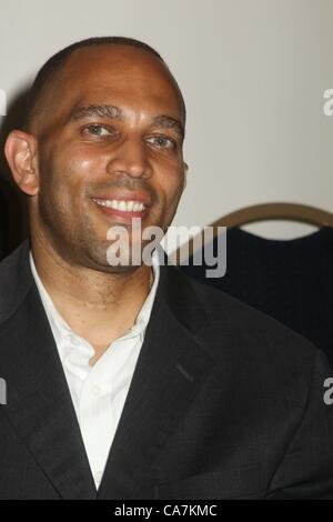 20 juin 2012 - New York, New York, États-Unis - CONSEILLER HAKEEM JEFFRIES D-BROOKLYN EST EN COURS DANS LA PRIMAIRE DÉMOCRATE CONTRE LE CONSEILLER MUNICIPAL CHARLES BARRON D-Brooklyn pour le siège laissé vacant par BEGING US REP ED COMMUNES DANS LA NOUVELLE 8E DISTRICT DE QUEENS CLUB DU SUD DÉMOCRATIQUE ASSEMBLÉE PUBLIQUE CONSEILLER HAKEEM TOURNANT POUR LE CONGRÈS VIEUX MOULIN YACHT CLUB HOWARDBEACH QUEENS NY 20 JUIN 2012 Crédit : Image(Â© Mitchell Levy/Photos/ZUMAPRESS.com) Globe Banque D'Images