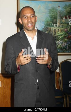 20 juin 2012 - New York, New York, États-Unis - CONSEILLER HAKEEM JEFFRIES D-BROOKLYN EST EN COURS DANS LA PRIMAIRE DÉMOCRATE CONTRE LE CONSEILLER MUNICIPAL CHARLES BARRON D-BROOKLYN POUR LE SIÈGE LIBÉRÉ PAR NOUS REP ED COMMUNES DANS LA NOUVELLE 8E DISTRICT DE QUEENS CLUB DU SUD DÉMOCRATIQUE ASSEMBLÉE PUBLIQUE CONSEILLER JEFFRIES TOURNANT POUR LE CONGRÈS VIEUX MOULIN YACHT CLUB HOWARD BEACH QUEENS NY 20 JUIN 2012 Crédit : Image(Â© Mitchell Levy/Photos/ZUMAPRESS.com) Globe Banque D'Images