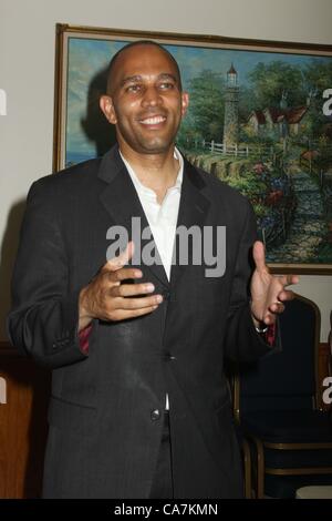 20 juin 2012 - New York, New York, États-Unis - ASSEMBLÉE GÉNÉRALE HAKEEM JEFFRIES D-BROOKLYN EST EN COURS DANS LA PRIMAIRE DÉMOCRATE CONTRE LE CONSEILLER MUNICIPAL CHARLES BARRON D-BROOKLYN POUR COMMENCER LE SIÈGE LAISSÉ VACANT PAR NOUS REP ED COMMUNES DANS LE NOUVEAU 8ÈME DISTRICT CONGRESSION QUEENS CLUB DU SUD DÉMOCRATIQUE ASSEMBLÉE PUBLIQUE ANCIEN MOULIN YACHT CLUB HOWARDBEACH QUEENS NY 20 JUIN 2012 Crédit : Image(Â© Mitchell Levy/Photos/ZUMAPRESS.com) Globe Banque D'Images