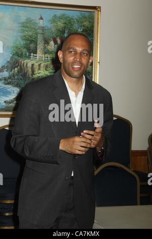 20 juin 2012 - New York, New York, États-Unis - CONSEILLER HAKEEM JEFFRIES D-BROOKLYN EST EN COURS DANS LA PRIMAIRE DÉMOCRATE CONTRE LE CONSEILLER MUNICIPAL CHARLES BARRON D-Brooklyn pour le siège laissé vacant par BEGING US REP ED COMMUNES DU 8ÈME DISTRICT DE QUEENS CLUB DU SUD DÉMOCRATIQUE ASSEMBLÉE PUBLIQUE CONSEILLER HAKEEM JEFFRIES TOURNANT POUR LE CONGRÈS VIEUX MOULIN YACHT CLUB HOWARD BEACH QUEENS NY 20 JUIN 2012 Crédit : Image(Â© Mitchell Levy/Photos/ZUMAPRESS.com) Globe Banque D'Images