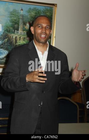 20 juin 2012 - New York, New York, États-Unis - CONSEILLER HAKEEM JEFFRIES D-BROOKLYN EST EN COURS DANS LA PRIMAIRE DÉMOCRATE CONTRE LE CONSEILLER MUNICIPAL CHARLES BARRON D-BROOKLYN POUR LE SIÈGE LIBÉRÉ PAR NOUS REP ED COMMUNES DU 8ÈME DISTRICT DE QUEENS CLUB DU SUD DÉMOCRATIQUE ASSEMBLÉE PUBLIQUE ANCIEN MOULIN YACHT CLUB HOWARD BEACH QUEENS NY 20 JUIN 2012 Crédit : Image(Â© Mitchell Levy/Photos/ZUMAPRESS.com) Globe Banque D'Images