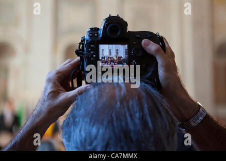 Quatre NATIONS SUMMIT À ROME, ITALIE. Un photographe utilise sa tête pour prendre une photo au sommet des quatre nations entre la France, l'Allemagne, l'Italie et l'Espagne à la Villa Madama, à Rome, Italie. 22/06/2012 Banque D'Images