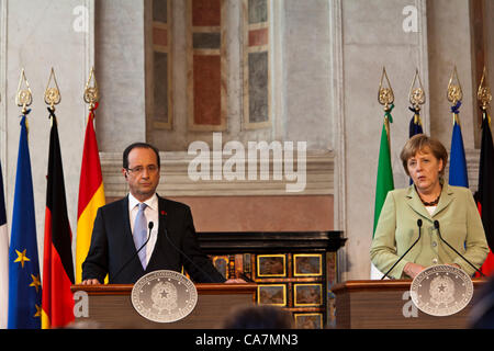 Quatre NATIONS SUMMIT À ROME, ITALIE. Le président français François Hollande et la chancelière allemande Angela Merkel lors d'une conférence de presse après le sommet des Nations unies quatre entre la France, l'Allemagne, l'Italie et l'Espagne à la Villa Madama, à Rome, Italie. 22/06/2012 Banque D'Images