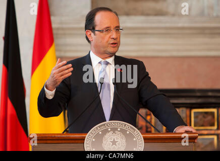 Quatre NATIONS SUMMIT À ROME, ITALIE. Le président français s'exprimant lors de la conférence de presse au sommet des quatre nations entre la France, l'Allemagne, l'Italie et l'Espagne à la Villa Madama, à Rome, Italie. 22/06/2012 Banque D'Images