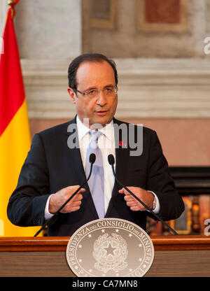 Quatre NATIONS SUMMIT À ROME, ITALIE. Le président français s'exprimant lors de la conférence de presse au sommet des quatre nations entre la France, l'Allemagne, l'Italie et l'Espagne à la Villa Madama, à Rome, Italie. 22/06/2012 Banque D'Images