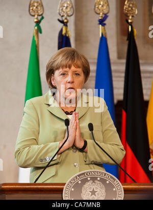 Quatre NATIONS SUMMIT À ROME, ITALIE. La chancelière allemande, Angela Merkel, s'exprimant lors de la conférence de presse au sommet des quatre nations entre la France, l'Allemagne, l'Italie et l'Espagne à la Villa Madama, à Rome, Italie. 22/06/2012 Banque D'Images