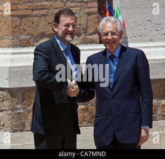 Quatre NATIONS SUMMIT À ROME, ITALIE. Le Premier ministre italien Mario Monti, serre la main avec son conterpart Espagnol Mariano Rajoy au sommet des quatre nations entre la France, l'Allemagne, l'Italie et l'Espagne à la Villa Madama, à Rome, Italie. 22/06/2012 Banque D'Images