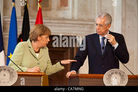 Quatre NATIONS SUMMIT À ROME, ITALIE. La chancelière allemande, Angela Merkel, de parler avec le premier ministre italien, Mario Monti, lors de la conférence de presse les quatre nations, sommet entre la France, l'Allemagne, l'Italie et l'Espagne à la Villa Madama, à Rome, Italie. 22/06/2012 Banque D'Images