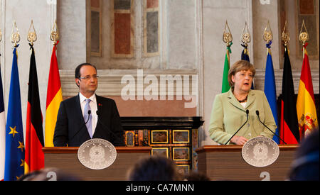 Quatre NATIONS SUMMIT À ROME, ITALIE. Le président français François Hollande et la chancelière allemande Angela Merkel lors d'une conférence de presse après le sommet des Nations unies quatre entre la France, l'Allemagne, l'Italie et l'Espagne à la Villa Madama, à Rome, Italie. 22/06/2012 Banque D'Images