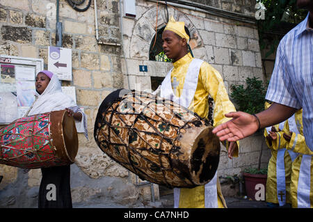 Les pèlerins chrétiens éthiopiens à pied les rues d'Ein-Karem à Saint-Jean-BaHarim Église, portant des robes jaune cérémonieuse et chanter avec joie spirituelle. Saint-jean-BaHarim BaHarim Yochanan, ou en hébreu, est le berceau de la tradition de Jean le Baptiste. Jérusalem, Israël. 23-juin-2012. Banque D'Images