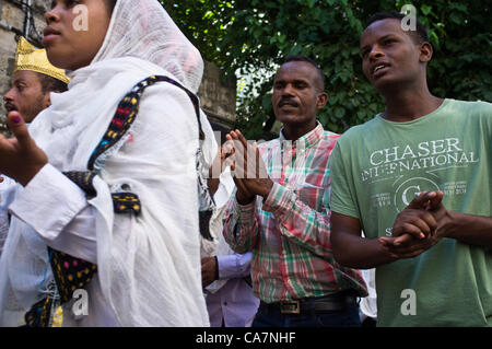 Les pèlerins chrétiens éthiopiens à pied les rues d'Ein-Karem à Saint-Jean-BaHarim Église, portant des robes jaune cérémonieuse et chanter avec joie spirituelle. Saint-jean-BaHarim BaHarim Yochanan, ou en hébreu, est le berceau de la tradition de Jean le Baptiste. Jérusalem, Israël. 23-juin-2012. Banque D'Images