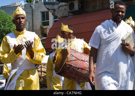 Les pèlerins chrétiens éthiopiens à pied les rues d'Ein-Karem à Saint-Jean-BaHarim Église, portant des robes jaune cérémonieuse et chanter avec joie spirituelle. Saint-jean-BaHarim BaHarim Yochanan, ou en hébreu, est le berceau de la tradition de Jean le Baptiste. Jérusalem, Israël. 23-juin-2012. Banque D'Images