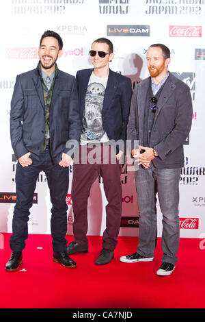 23 juin 2012, Chiba, Japon - les membres de Linkin Park (L-R) Mike Shinoda, Chester Bennington et de Dave Farrell posent sur le tapis rouge pendant les MTV Video Music Awards Japan event. (Photo Christopher Jue/AFLO) Banque D'Images