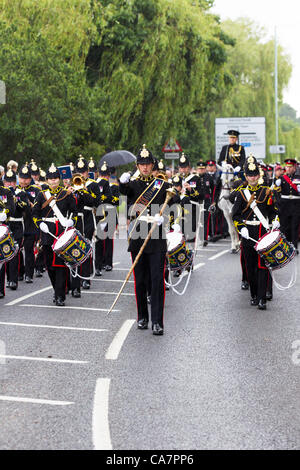 B-5573, au Royaume-Uni. Samedi 23 juin 2012. Précédé par la bande de la logistique Royal Corp, Officiers et élèves-officiers de l'Académie Royale Militaire (RMA) mars dans la pluie dans les rues de B-5573 dans une liberté Mars célébrant le 200e anniversaire de l'Académie Banque D'Images