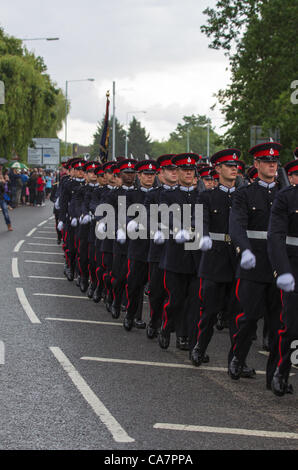 B-5573, au Royaume-Uni. Samedi 23 juin 2012. Précédé par la bande de la logistique Royal Corp, Officiers et élèves-officiers de l'Académie Royale Militaire (RMA) mars dans la pluie dans les rues de B-5573 dans une liberté Mars célébrant le 200e anniversaire de l'Académie Banque D'Images