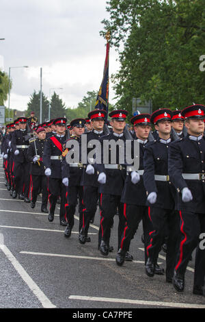 B-5573, au Royaume-Uni. Samedi 23 juin 2012. Précédé par la bande de la logistique Royal Corp, Officiers et élèves-officiers de l'Académie Royale Militaire (RMA) mars dans la pluie dans les rues de B-5573 dans une liberté Mars célébrant le 200e anniversaire de l'Académie Banque D'Images