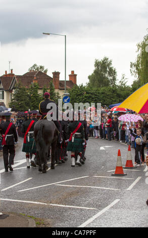 B-5573, au Royaume-Uni. Samedi 23 juin 2012. Précédé par la bande de la logistique Royal Corp, Officiers et élèves-officiers de l'Académie Royale Militaire (RMA) mars dans la pluie dans les rues de B-5573 dans une liberté Mars célébrant le 200e anniversaire de l'Académie Banque D'Images