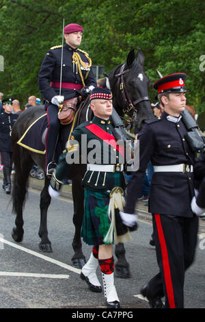 B-5573, au Royaume-Uni. Samedi 23 juin 2012. Précédé par la bande de la logistique Royal Corp, Officiers et élèves-officiers de l'Académie Royale Militaire (RMA) mars dans la pluie dans les rues de B-5573 dans une liberté Mars célébrant le 200e anniversaire de l'Académie Banque D'Images