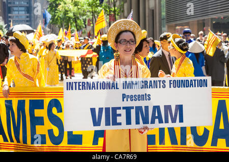 New York City, USA. 23 juin 2012. Les immigrants internationaux Fondation sponsors Le défilé culturel international annuel qui met en valeur le patrimoine multiculturel de la France sur l'Avenue des Amériques. Banque D'Images