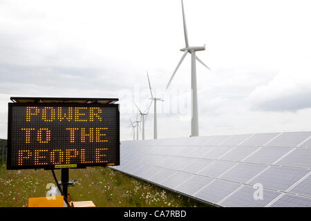 Westmill. Nr Watchfield Swindon, Royaume-Uni. Samedi 23 juin 2012. Westmill ferme de l'énergie le jour de son offre sur les actions de sa ferme solaire Westmill est le premier parc d'énergie éolienne et solaire d'être cooperativley administré par ses membres l'installé des panneaux solaires va générer 4,8 GWh par an d'électricité propre, assez pour alimenter 1 400 foyers. Banque D'Images