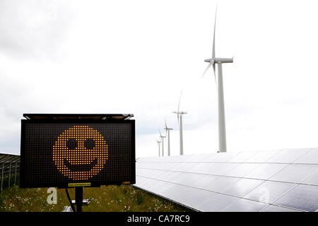 Westmill. Nr Watchfield Swindon, Royaume-Uni. Samedi 23 juin 2012. Westmill ferme de l'énergie le jour de son offre sur les actions de sa ferme solaire. Westmill est le premier parc d'énergie éolienne et solaire d'être administré conjointement par ses membres. L'installation des panneaux solaires vont produire 4,8 GWh par an d'électricité propre, assez pour alimenter 1 400 foyers. Banque D'Images