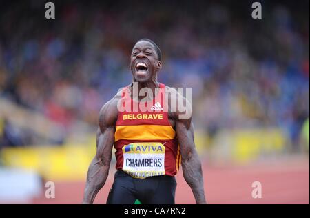 23.06.2012 Birmingham England Dwain Chambers célèbre sa victoire au 100 m l'Aviva essais au stade Alexandra. Banque D'Images