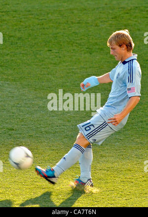 Philadelphie, USA. 23 Juin, 2012. Sporting KC defender Seth Sinovic les plantes et se déplace vers la balle pendant un match de football / soccer MLS contre l'Union de Philadelphie Banque D'Images