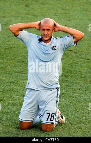 Philadelphie, USA. 23 Juin, 2012. Aurelien Collin de la France et jouant pour le Sporting KC obtient jusqu'à ses genoux après une collision sur le terrain pendant un match de football / soccer MLS contre l'Union de Philadelphie Banque D'Images